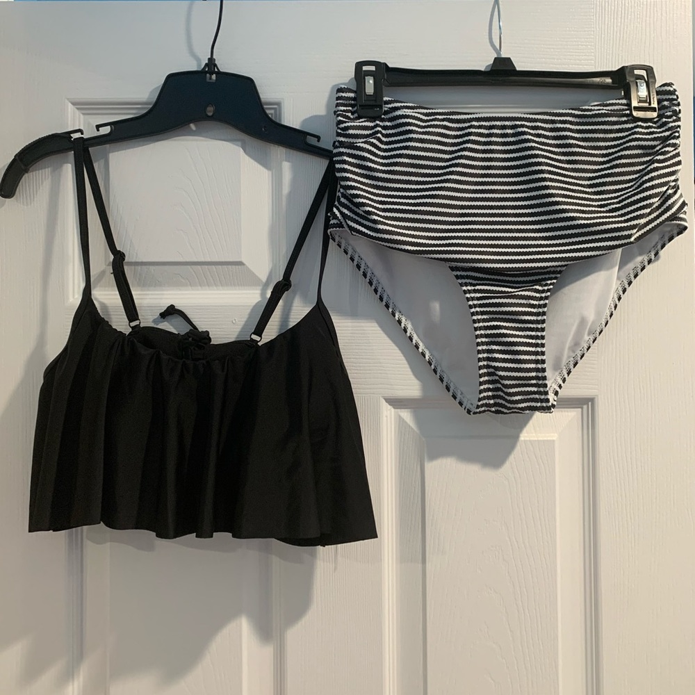 Woman’s size medium 2 piece baiting suit
